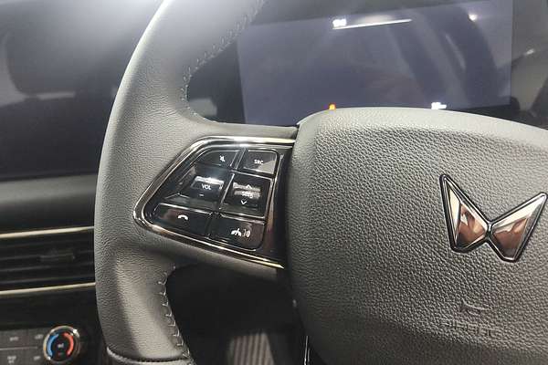 2025 Mahindra XUV700 AX7L