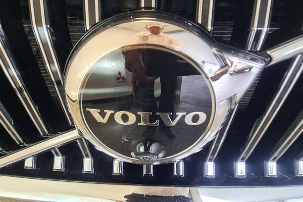 2022 Volvo XC60 Ultimate B5 Bright