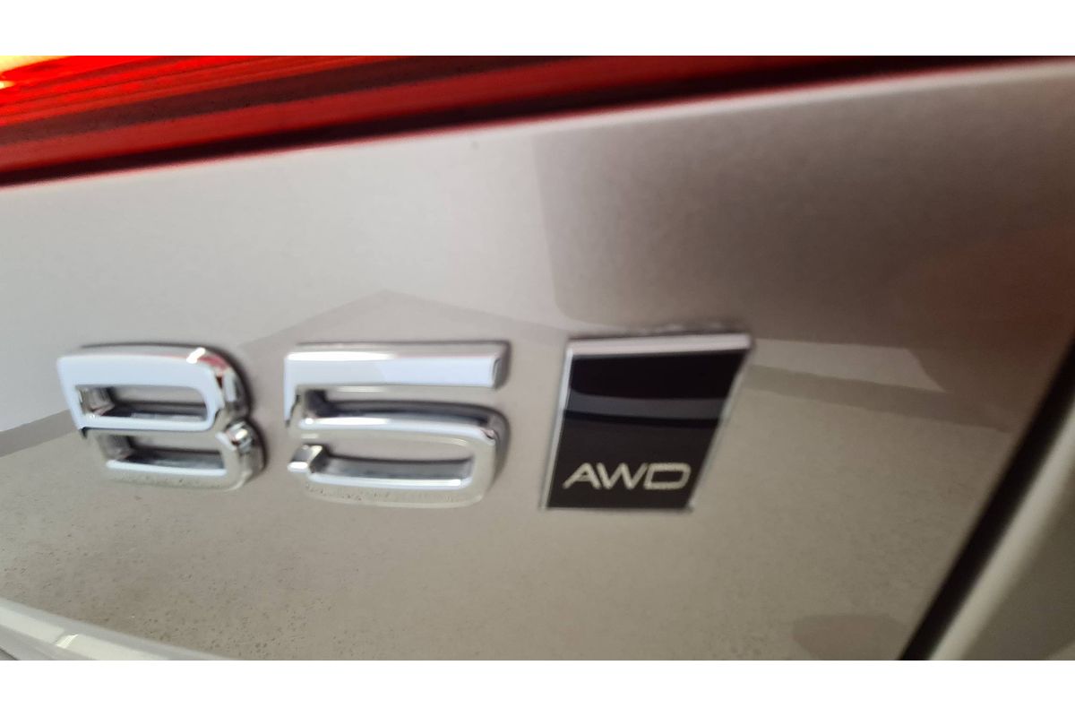 2022 Volvo XC60 Ultimate B5 Bright