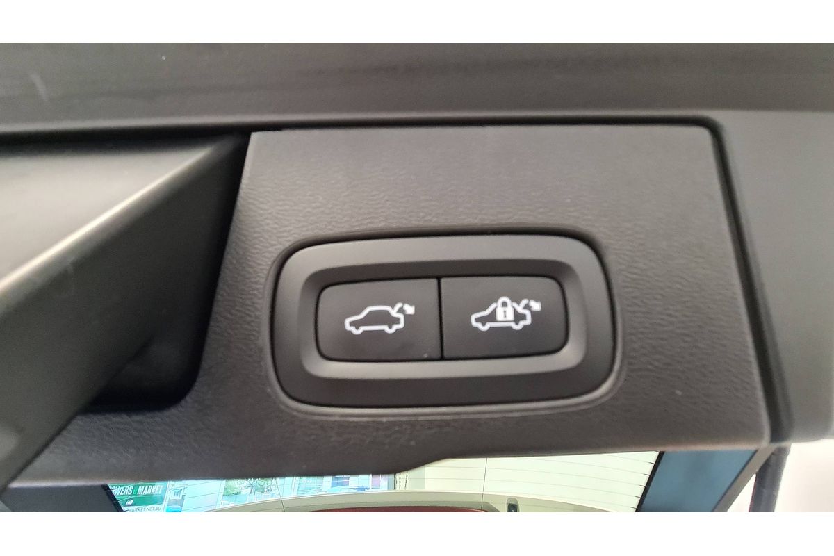 2022 Volvo XC60 Ultimate B5 Bright