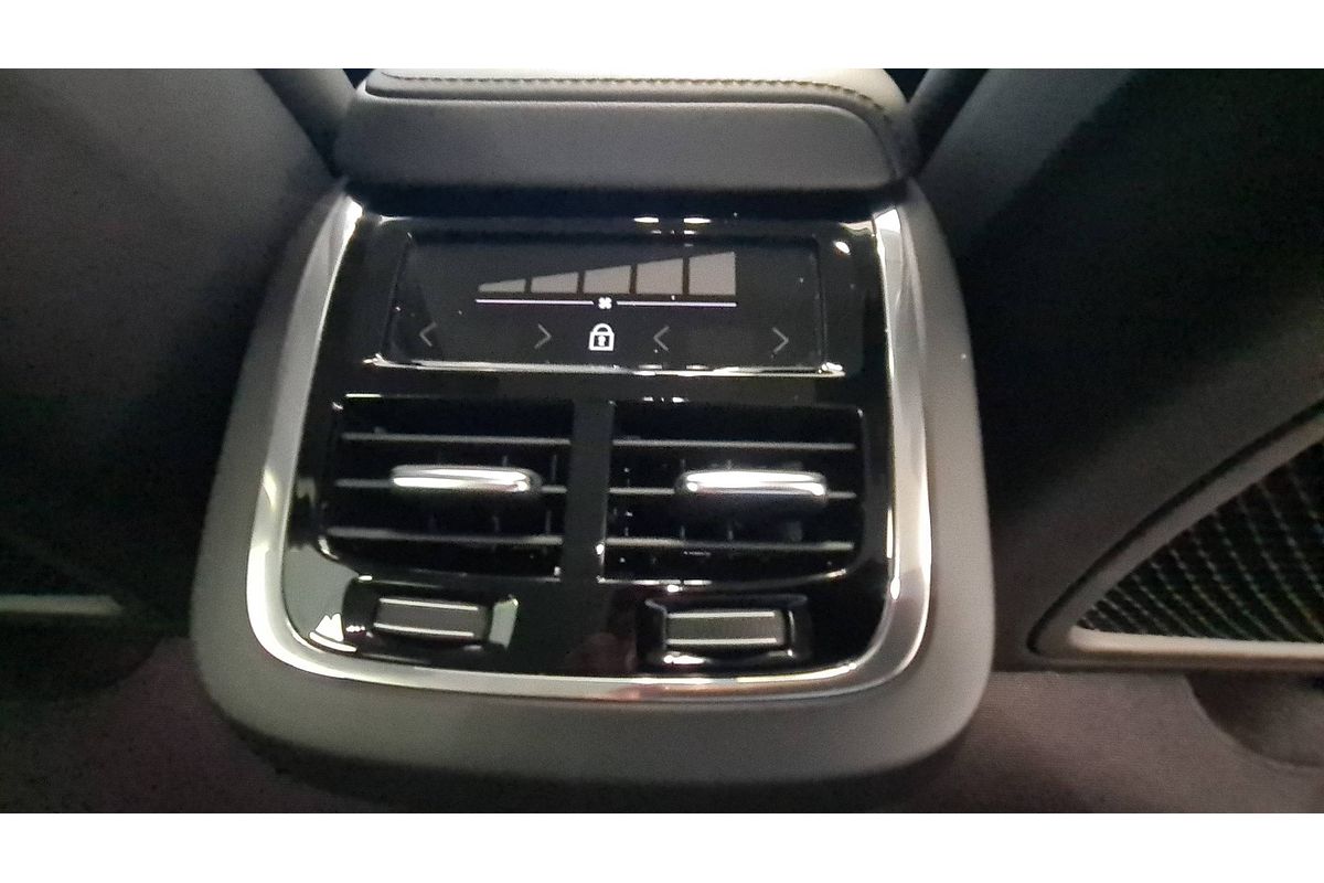 2022 Volvo XC60 Ultimate B5 Bright
