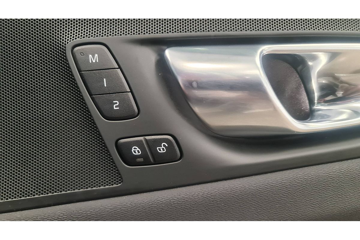 2022 Volvo XC60 Ultimate B5 Bright