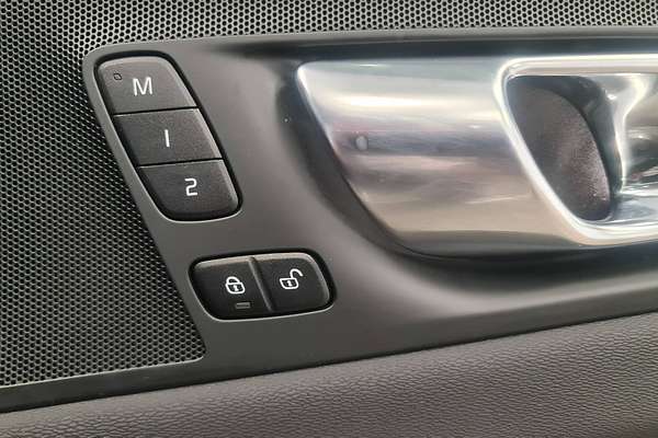2022 Volvo XC60 Ultimate B5 Bright