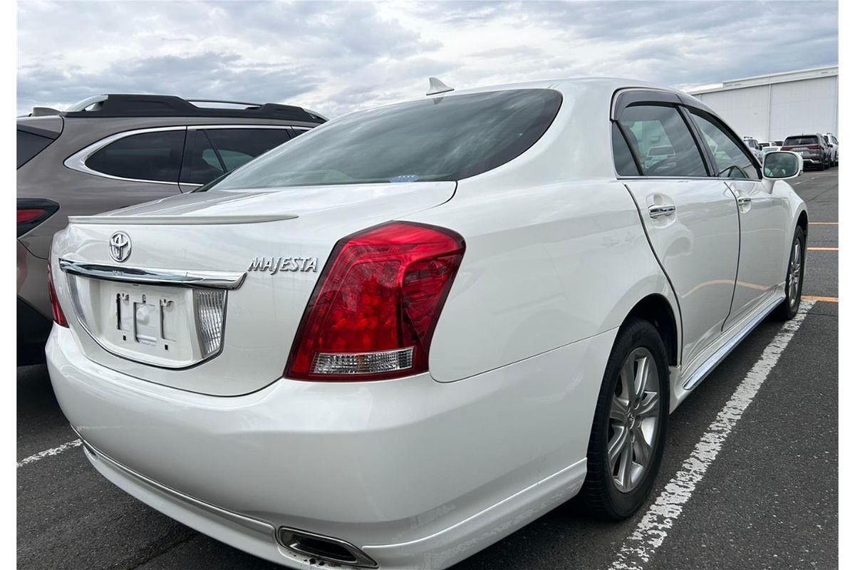2013 Toyota Crown Majesta G URS206