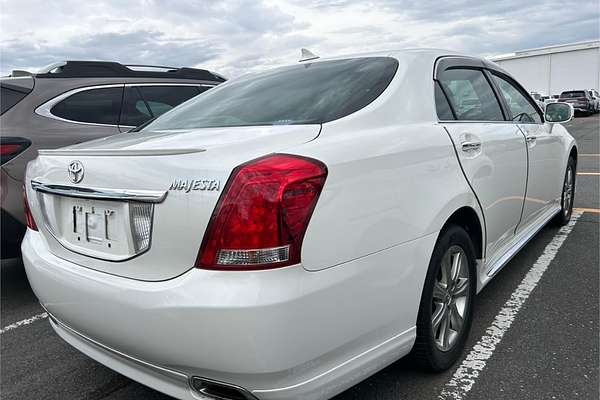 2013 Toyota Crown Majesta G URS206