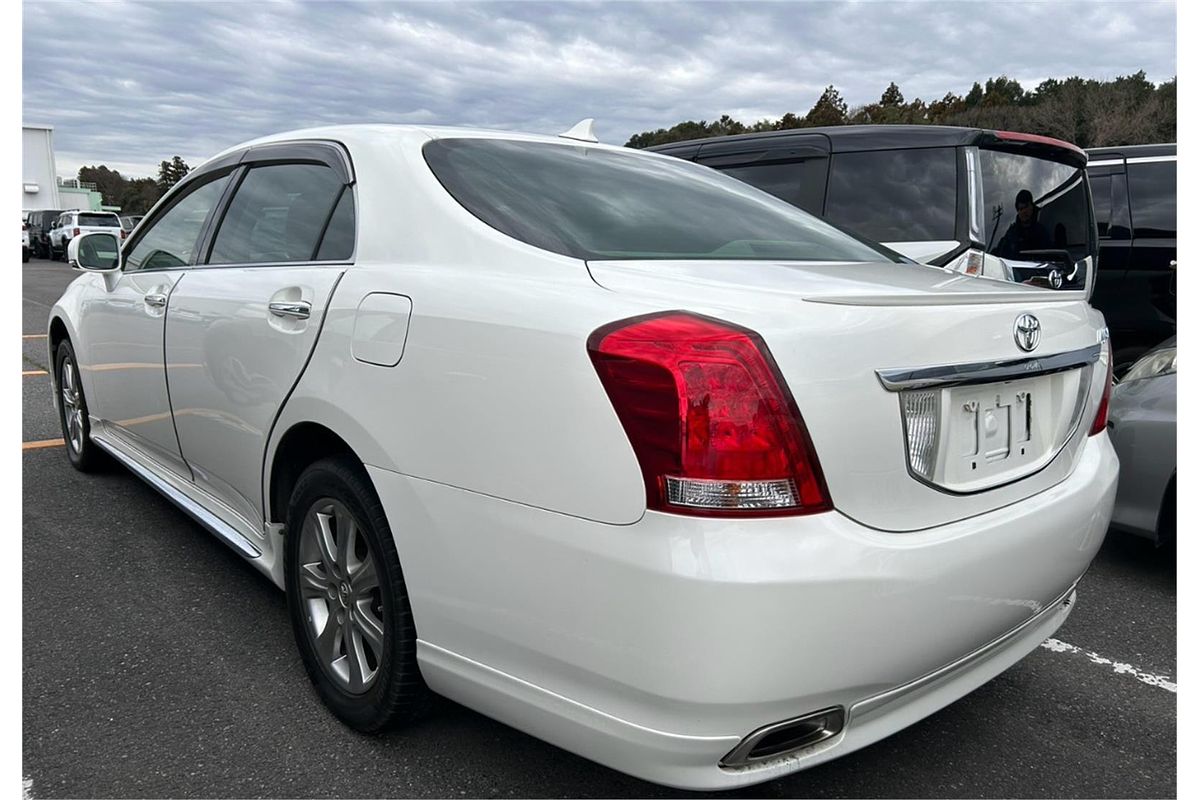 2013 Toyota Crown Majesta G URS206