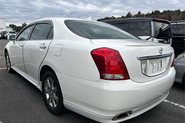 2013 Toyota Crown Majesta G URS206