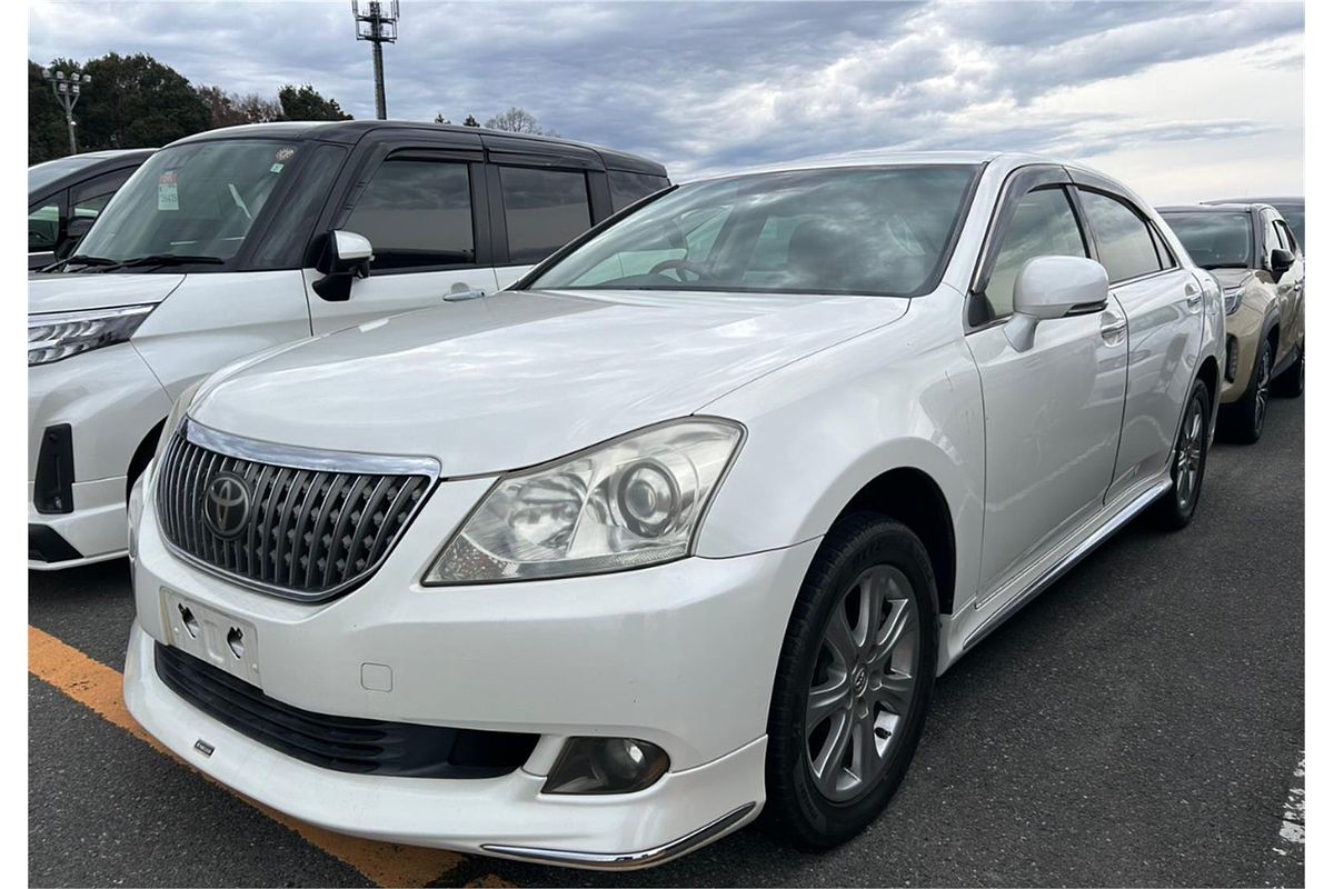 2013 Toyota Crown Majesta G URS206
