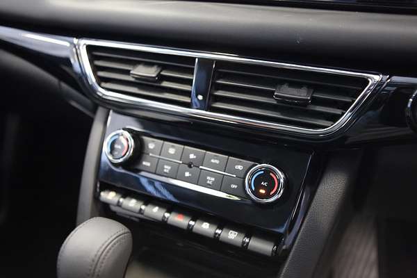 2025 Mahindra XUV700 AX7L