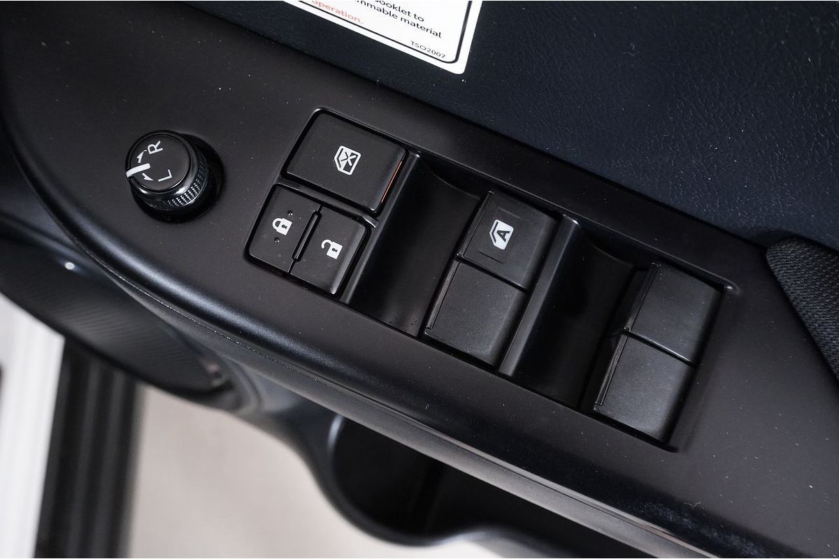 2020 Toyota HILUX SR (4x4) GUN126R FACELIFT 4X4