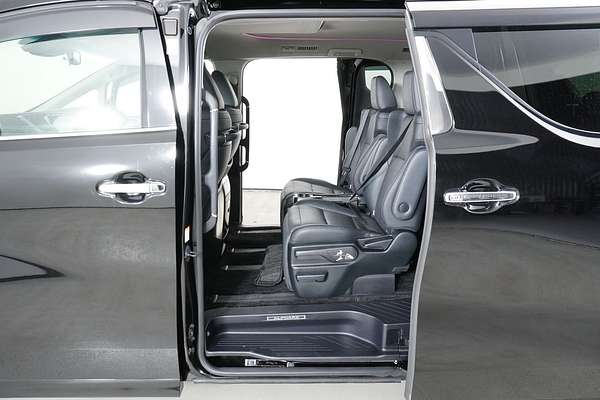 2018 Toyota Alphard SR Hybrid (AWD)