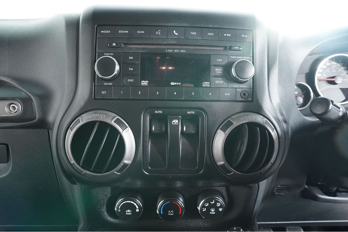 Vehicle photo 9