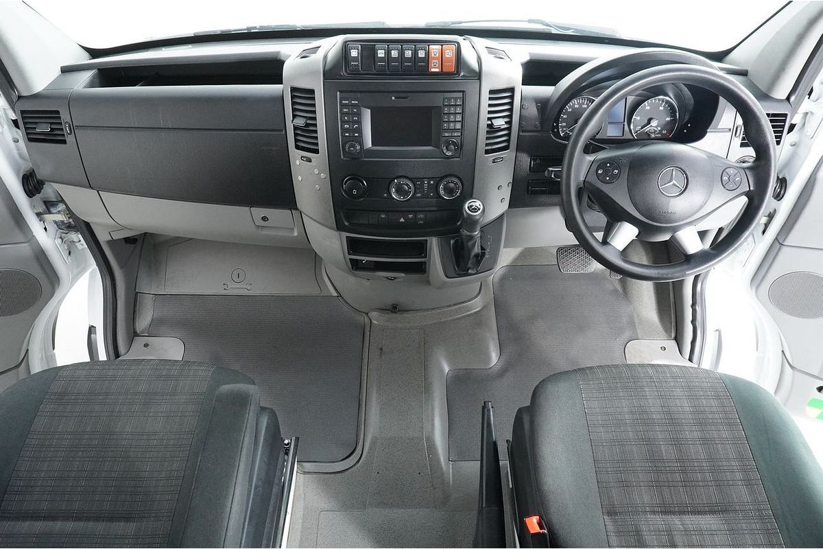 Vehicle photo 9