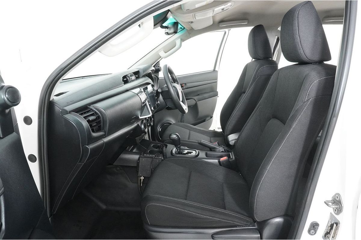 2020 Toyota HILUX SR (4x4) GUN126R FACELIFT 4X4