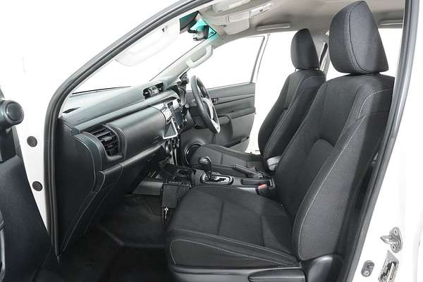 2020 Toyota HILUX SR (4x4) GUN126R FACELIFT 4X4