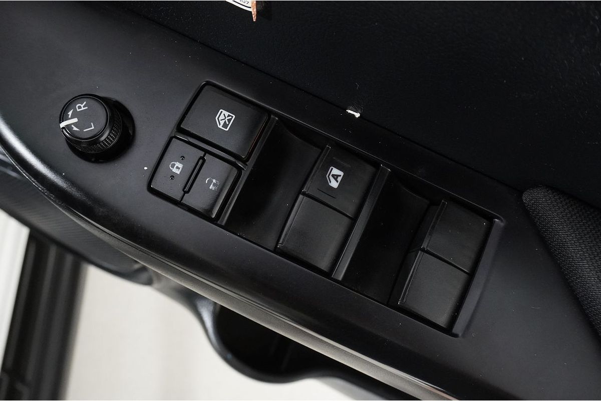 2020 Toyota HILUX SR (4x4) GUN126R FACELIFT 4X4