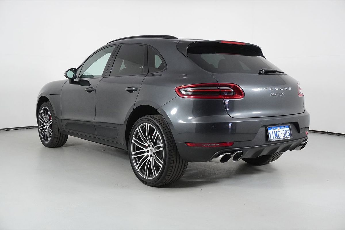 Vehicle photo 5