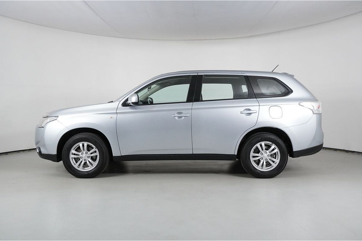 2013 Mitsubishi OUTLANDER ES (4x2) ZJ