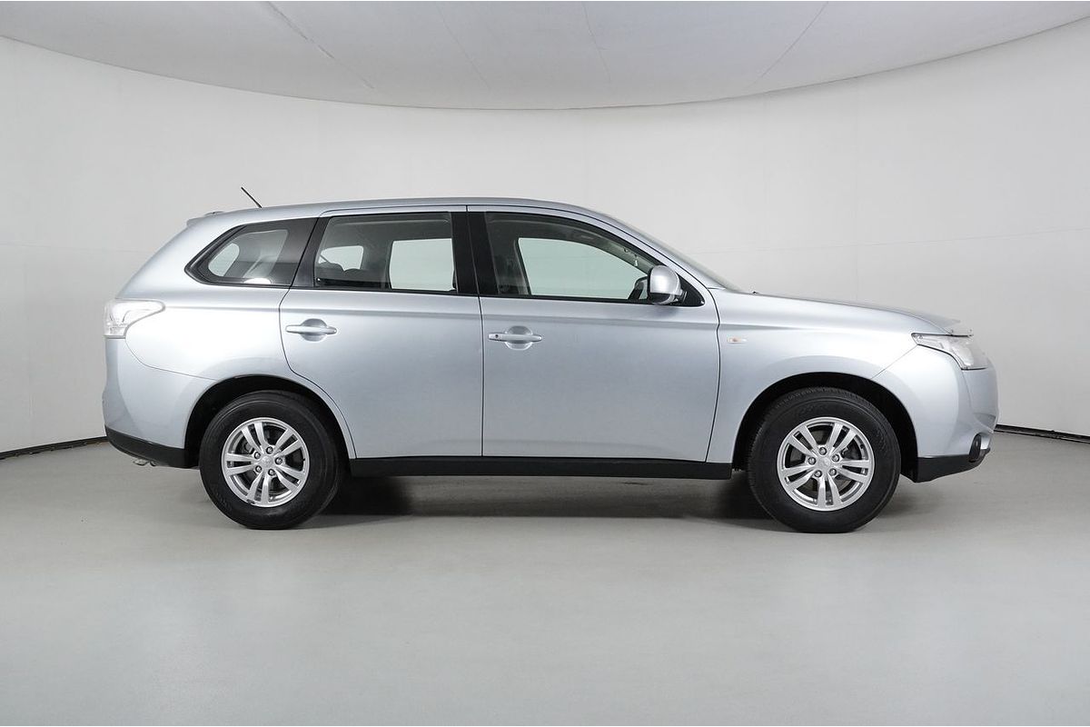 2013 Mitsubishi OUTLANDER ES (4x2) ZJ