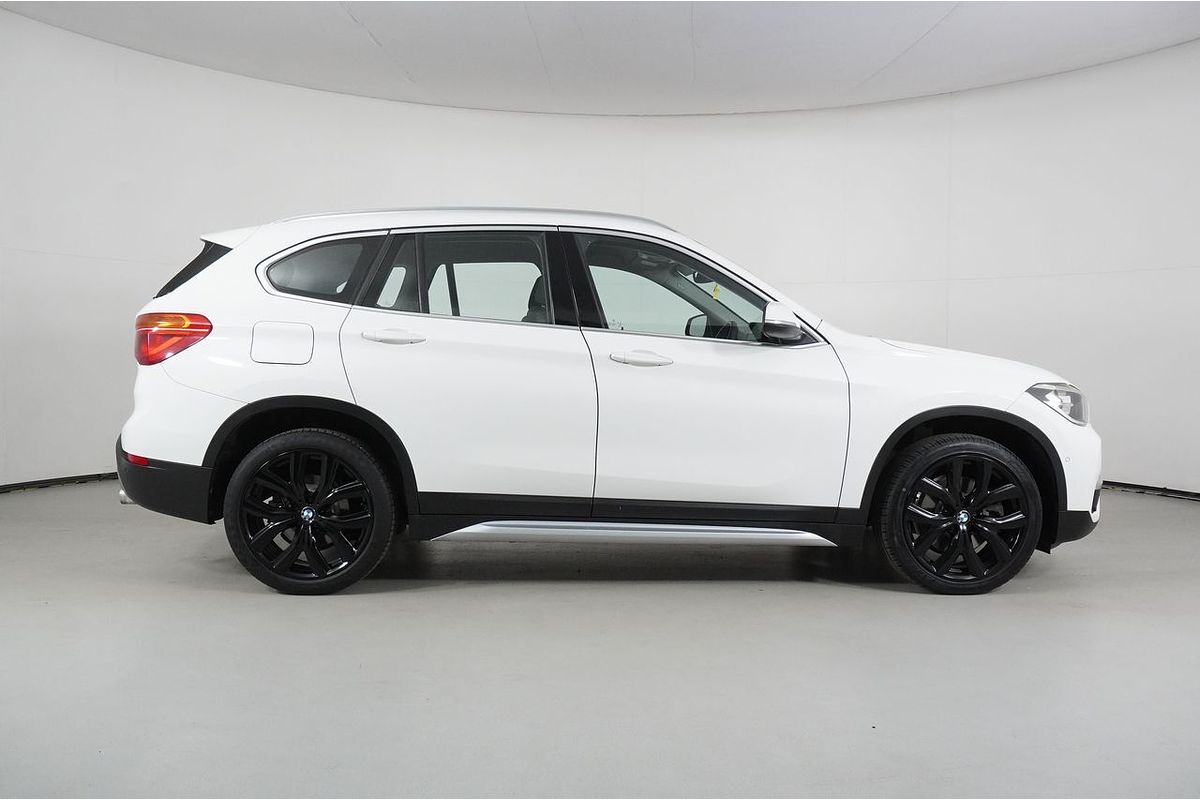 Vehicle photo 8