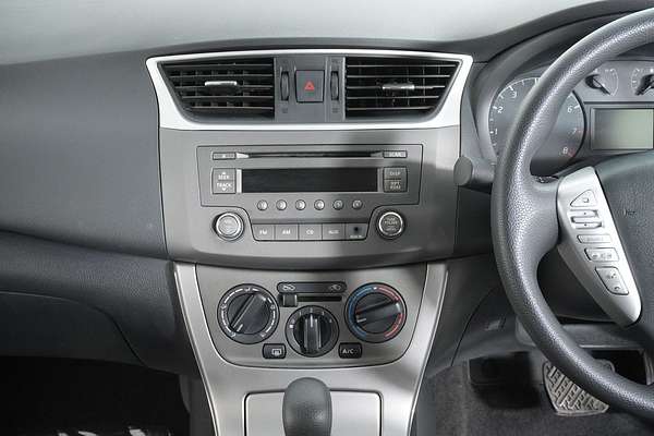 2013 Nissan PULSAR ST B17