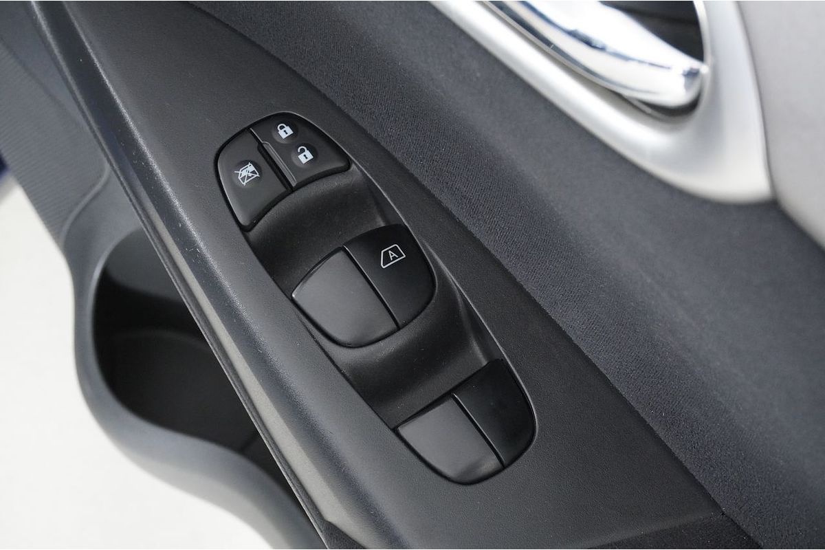 2013 Nissan PULSAR ST B17