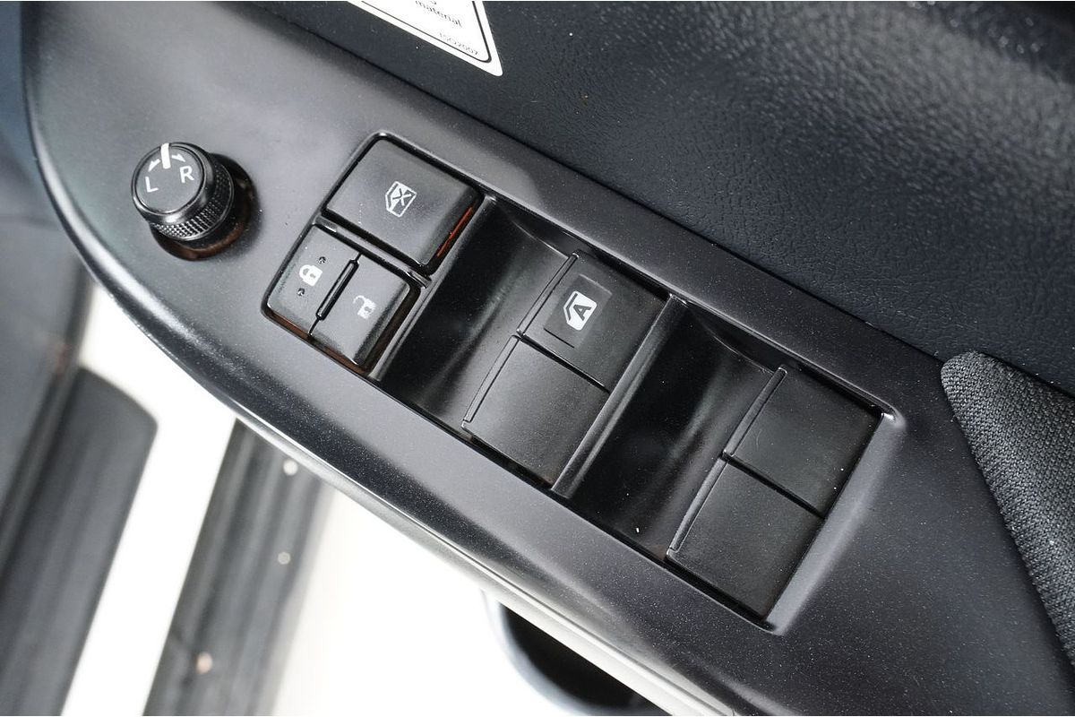 2020 Toyota HILUX SR (4x4) GUN126R FACELIFT 4X4