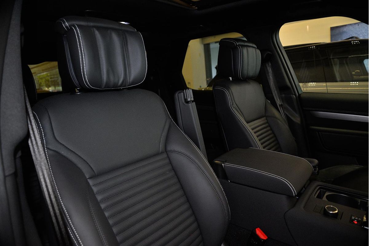 2024 Land Rover Discovery P360 Dynamic HSE Series 5