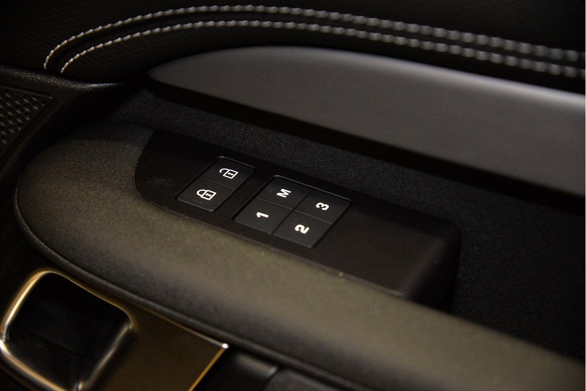 2024 Land Rover Discovery P360 Dynamic HSE Series 5