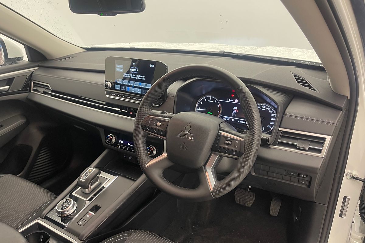 2024 Mitsubishi Outlander LS ZM