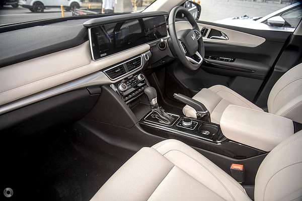 2024 Mahindra XUV700 AX7