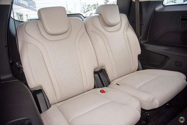 2024 Mahindra XUV700 AX7