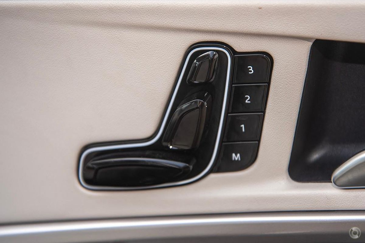 2024 Mahindra XUV700 AX7
