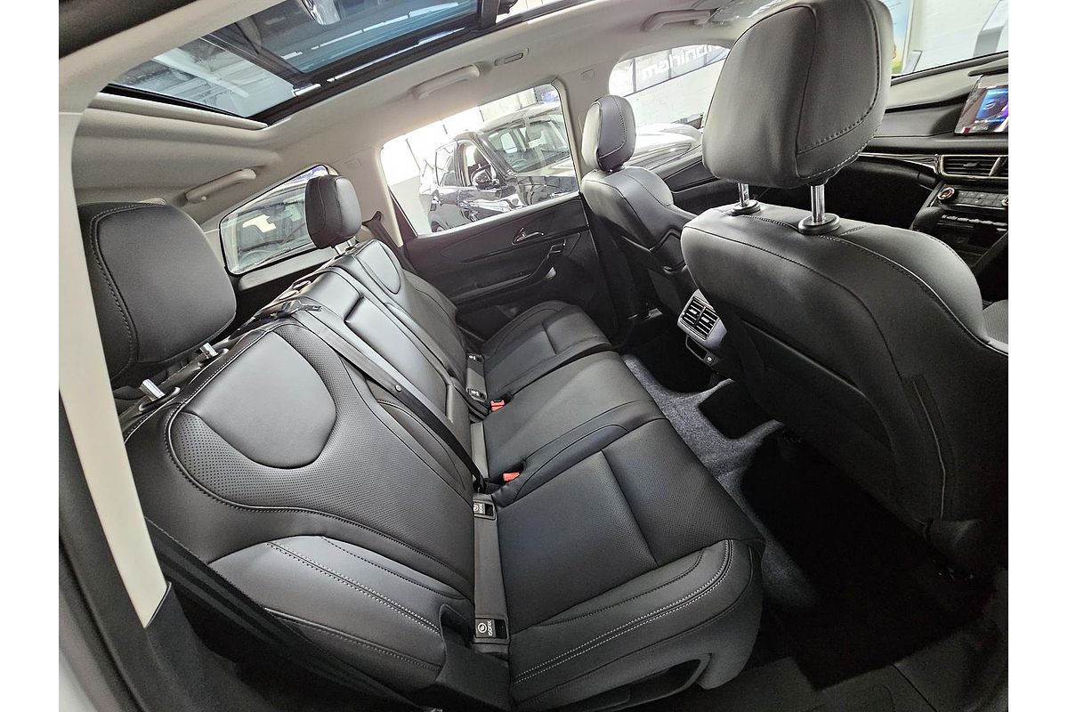 2025 Mahindra XUV700 AX7L
