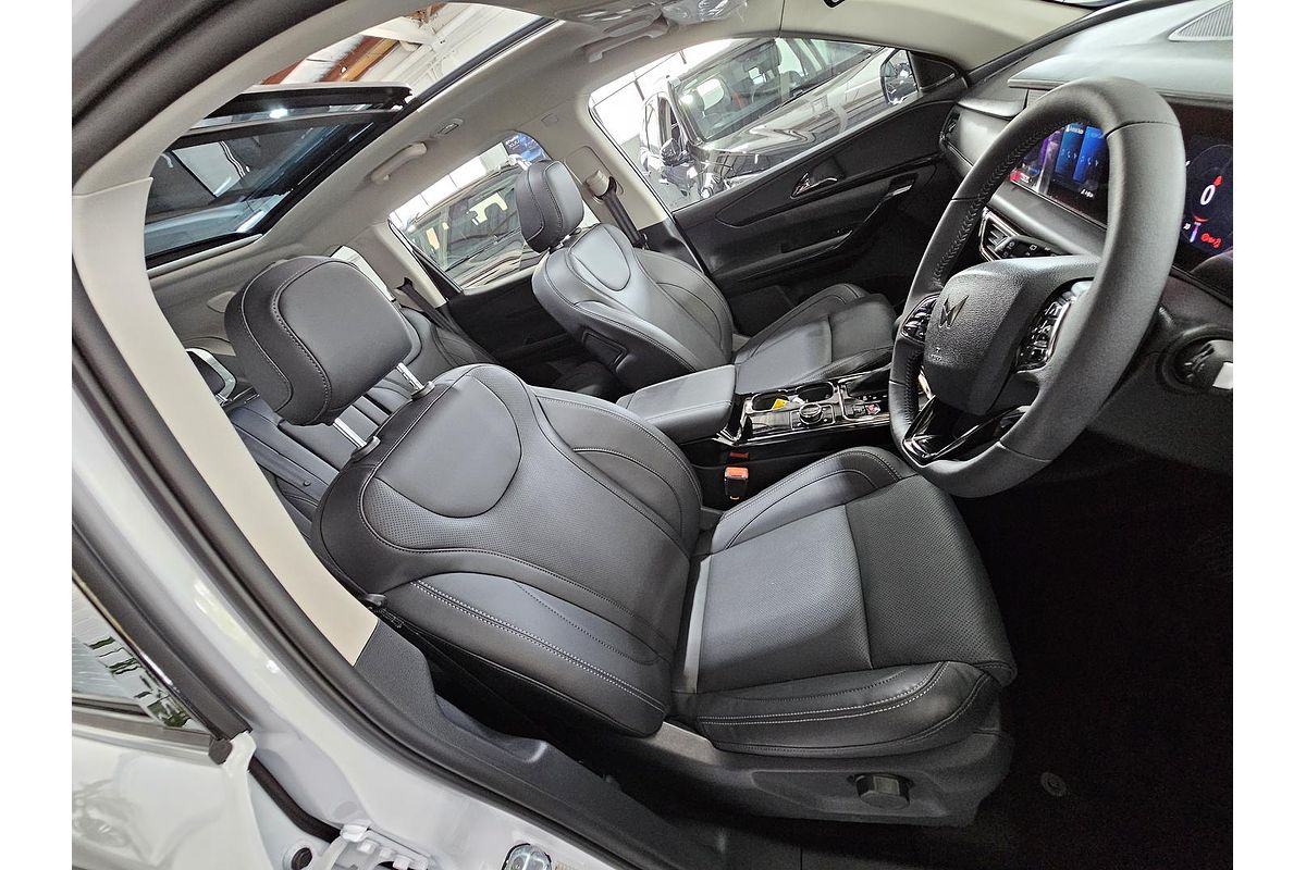 2025 Mahindra XUV700 AX7L