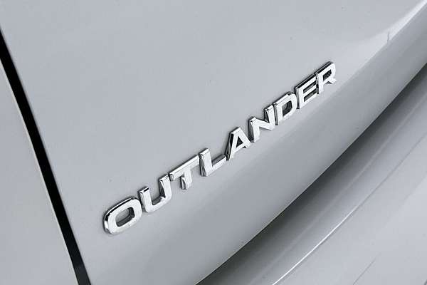 2023 Mitsubishi Outlander LS ZM