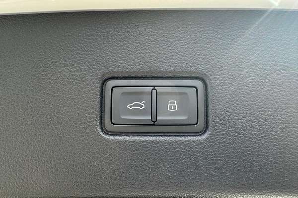 2025 Audi Q5 55 TFSI e S line FY