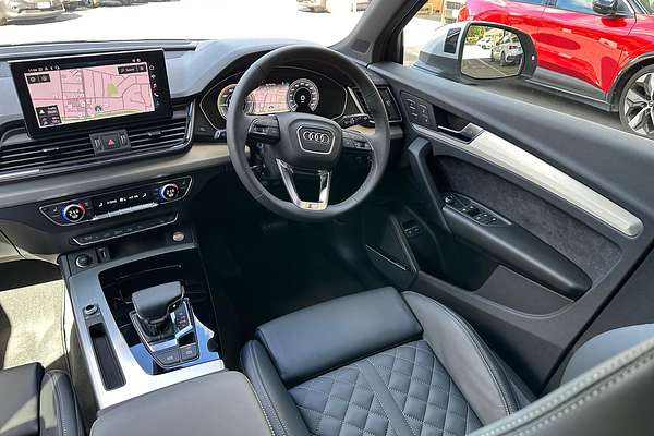 2025 Audi Q5 55 TFSI e S line FY