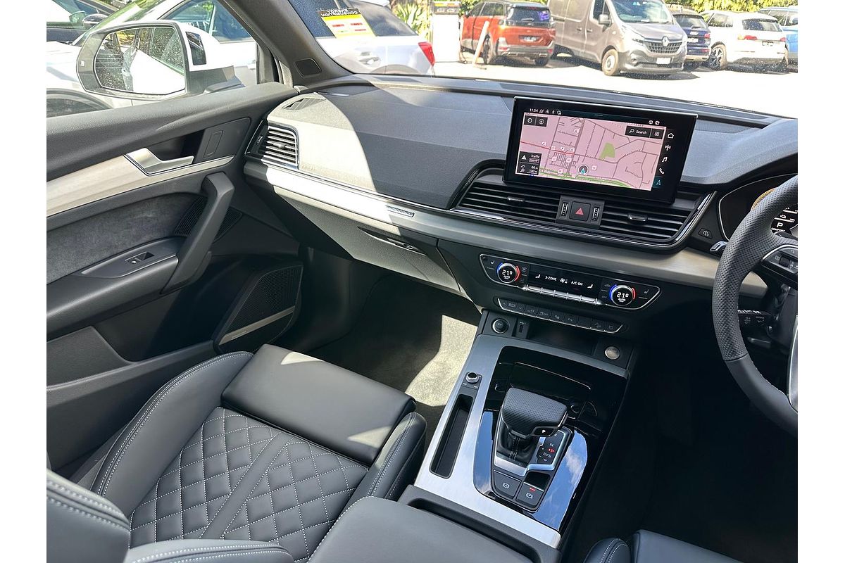 2025 Audi Q5 55 TFSI e S line FY
