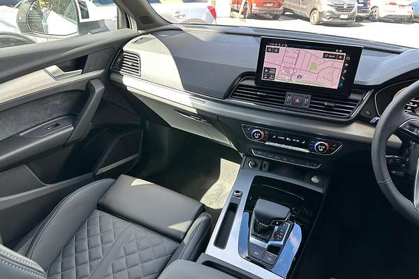 2025 Audi Q5 55 TFSI e S line FY