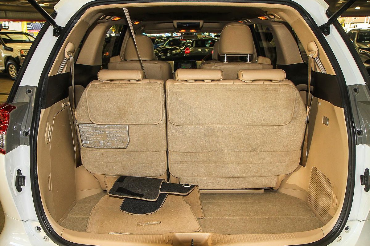 2013 Toyota Tarago Ultima GSR50R