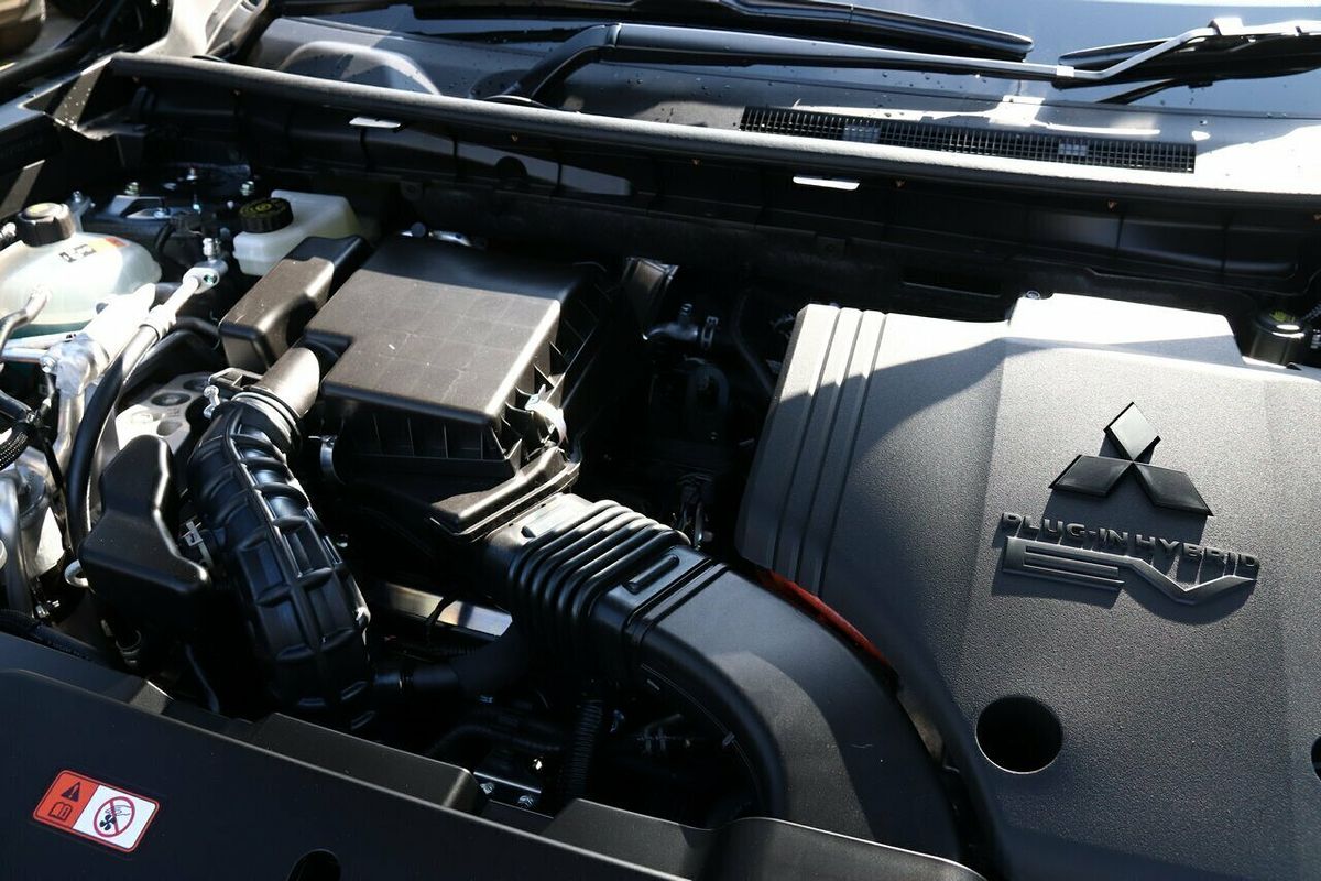 2025 Mitsubishi Outlander PHEV GSR ZM