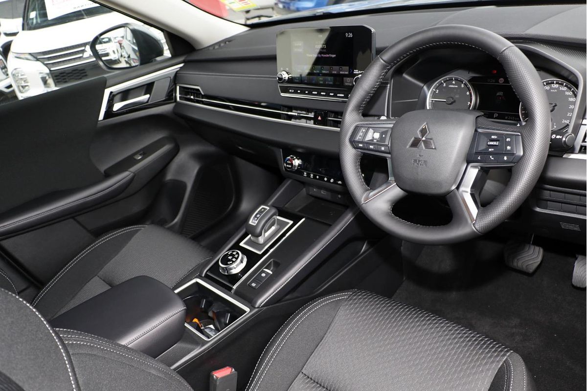 2024 Mitsubishi Outlander LS ZM