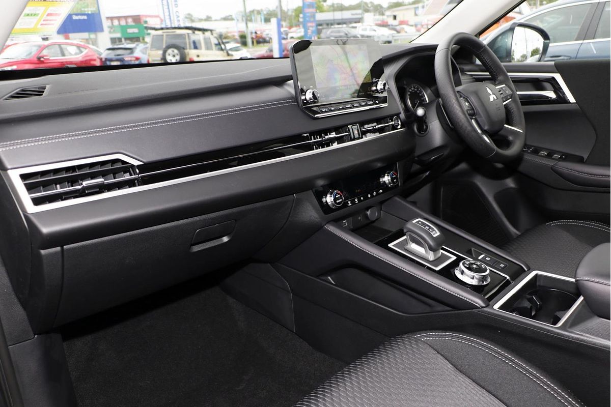 2024 Mitsubishi Outlander LS ZM
