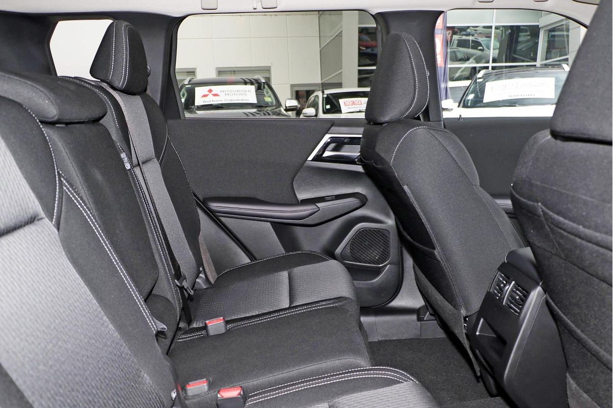 2024 Mitsubishi Outlander LS ZM