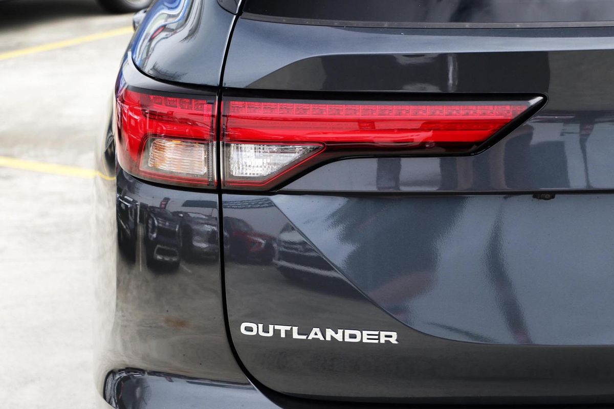 2024 Mitsubishi Outlander LS ZM