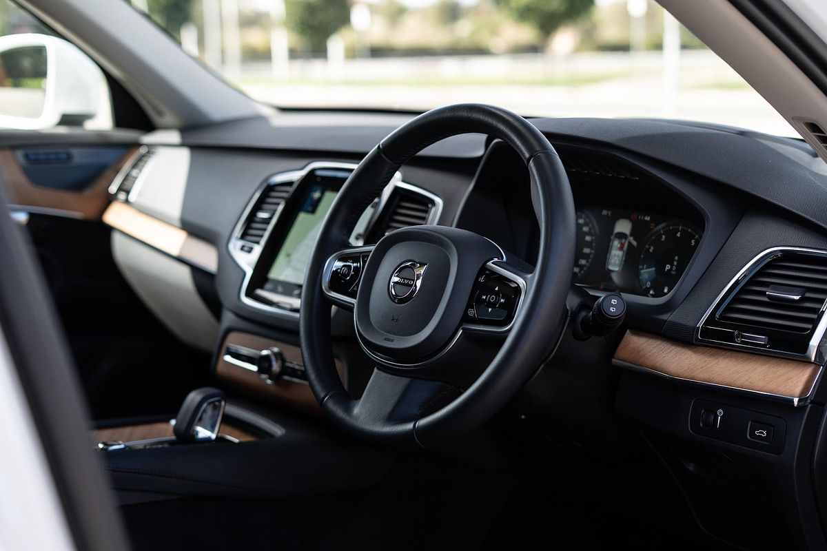 2022 Volvo XC90 B5 Momentum