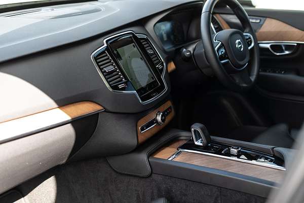 2022 Volvo XC90 B5 Momentum