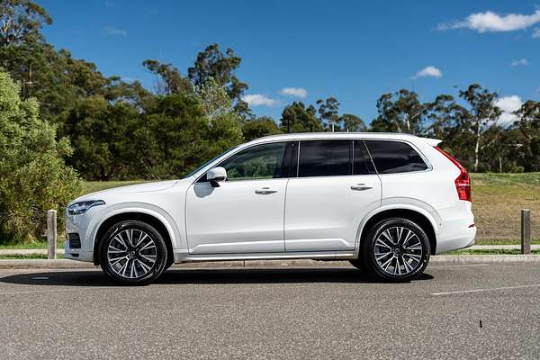 2022 Volvo XC90 B5 Momentum