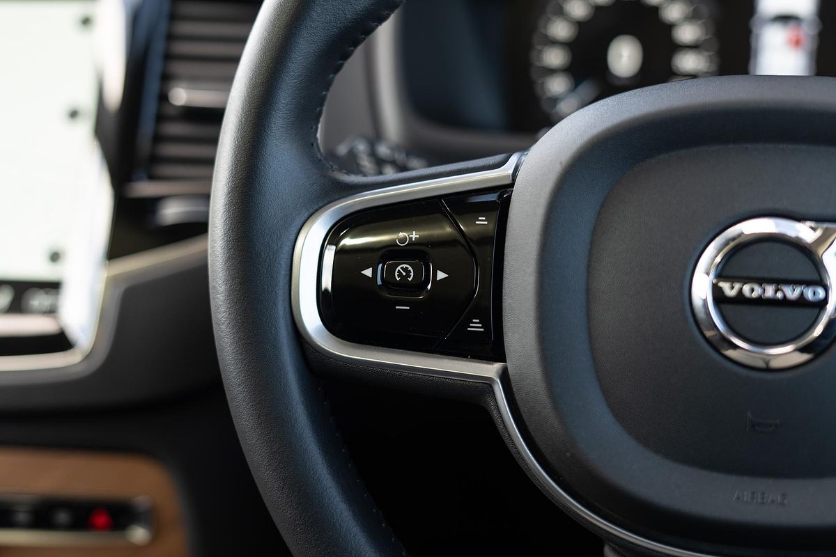 2022 Volvo XC90 B5 Momentum